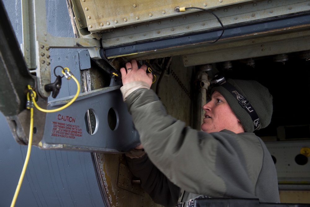 Airmen support strategic bomber deployment