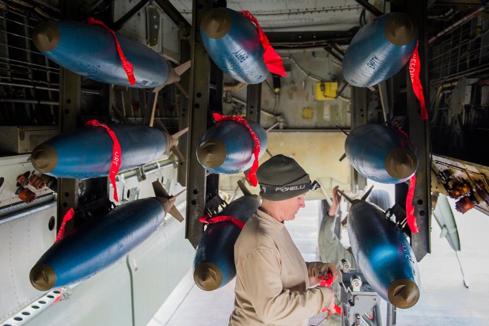 Airmen support strategic bomber deployment