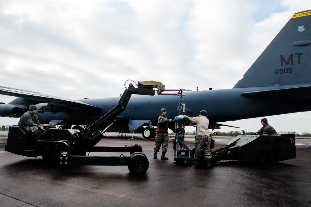 Airmen support strategic bomber deployment