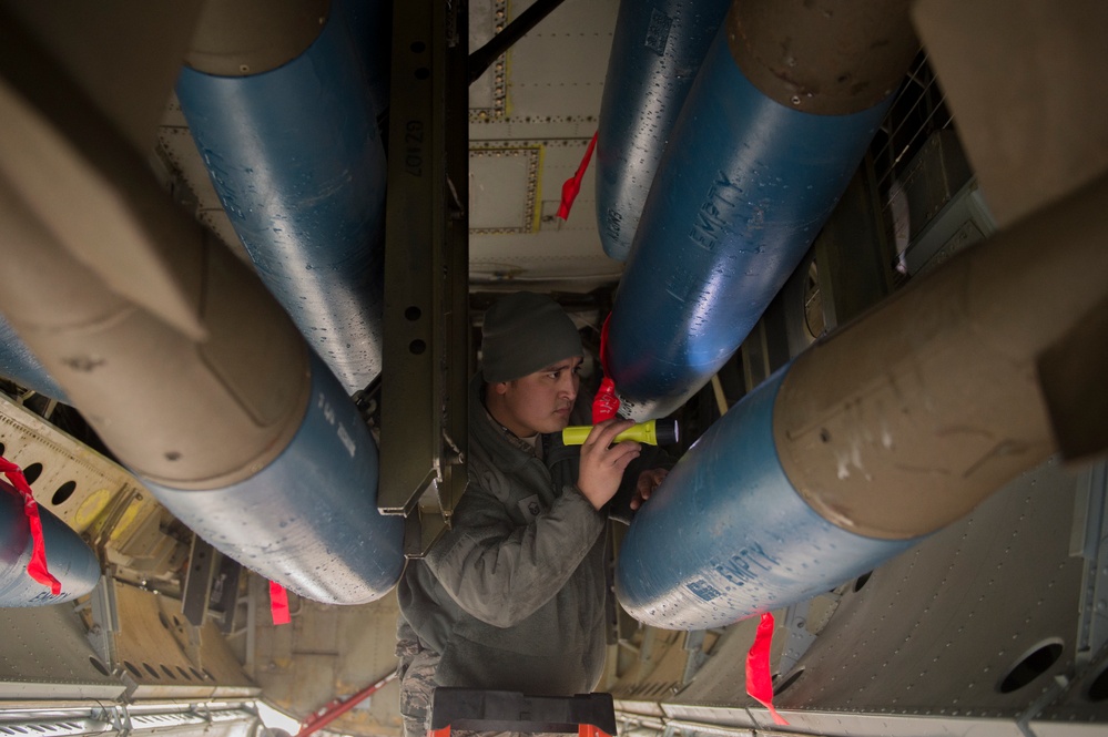 Airmen support strategic bomber deployment