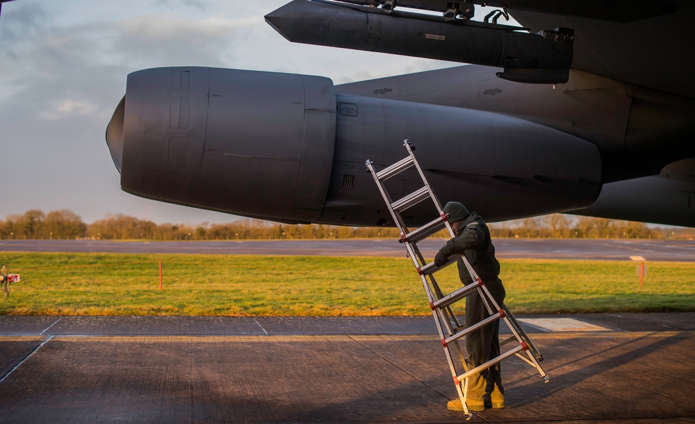 Airmen support strategic bomber deployment
