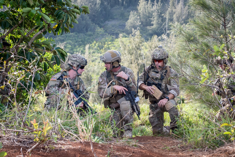 171st Aviation and 212th RQS conduct pararescue training in Hawaii