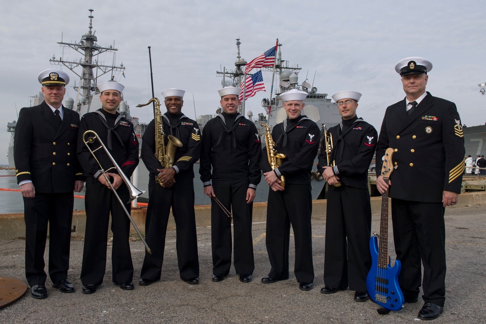 USFF Band &quot;The Navigators&quot; Pose for Group Photo