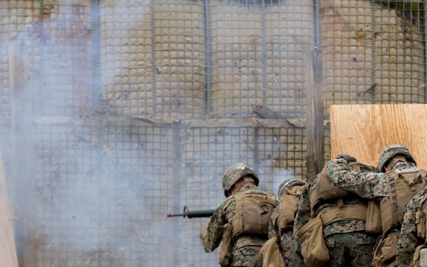 V3/8 0351's participate in a Breach Range