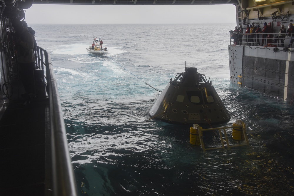 USS Anchorage Assists NASA Engineers with URT-6
