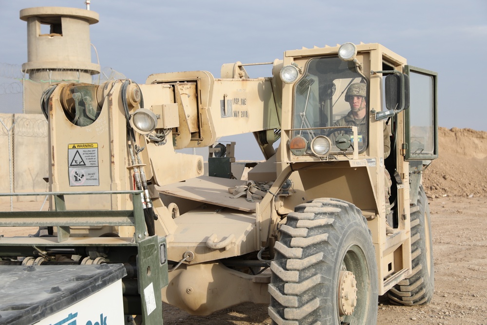 Iraqi Security Forces recieve organizational clothing and individual equipment from Coalition