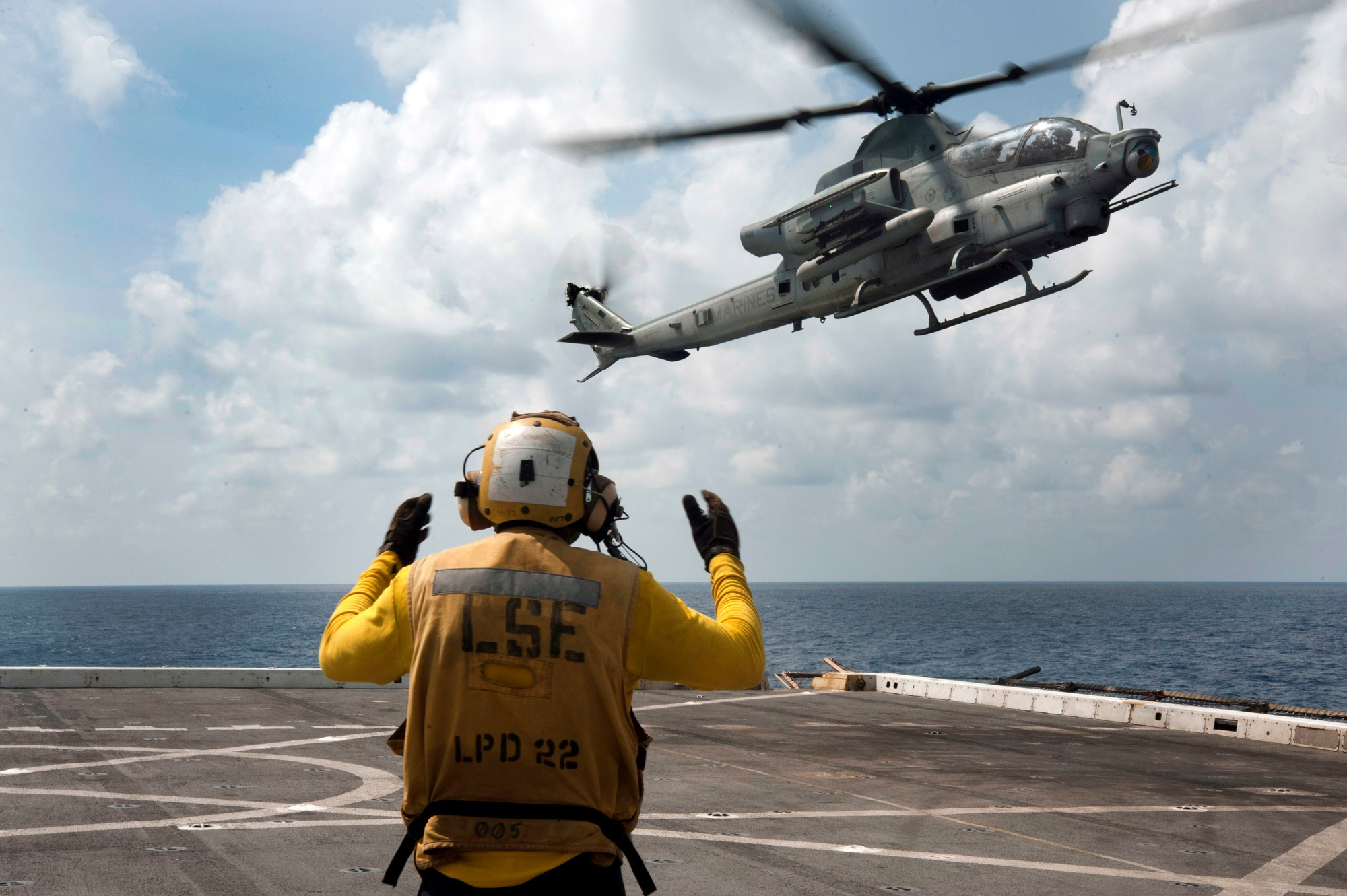 DVIDS - Images - USS San Diego (LPD 22) Airman Directs a AH-1Z Viper Attack Helicopter [Image 6 of 7]