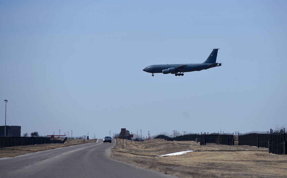 KC-135 Stratotanker practices landings