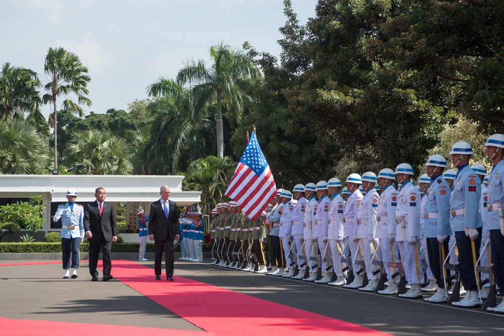 SD visits Defense Ministry in Indonesia