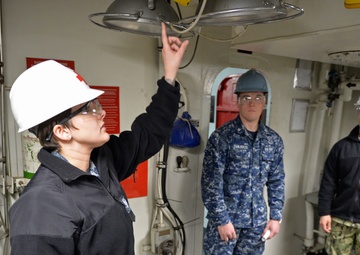 Blue Ridge Sailor gives stretcher bearer training