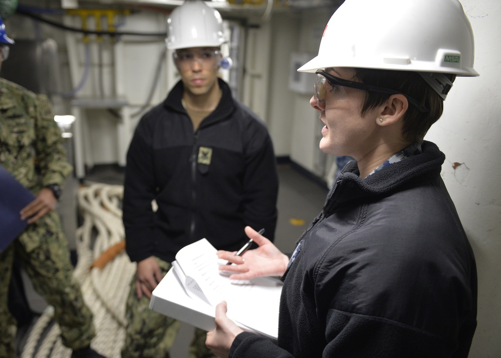Blue Ridge Sailor gives stretcher bearer training
