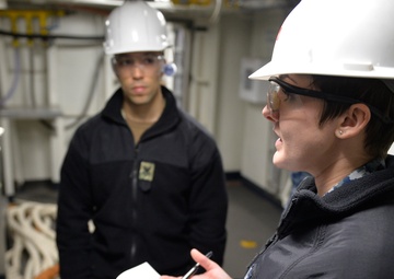 Blue Ridge Sailor gives stretcher bearer training