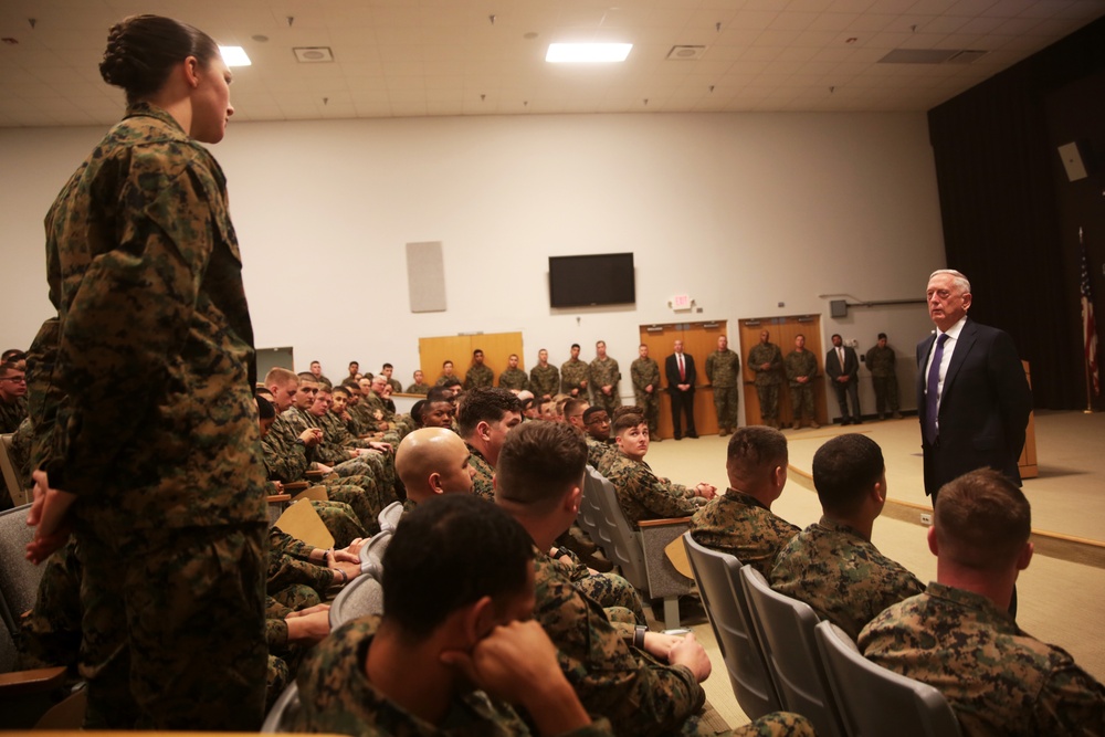 II MEF welcomes Secretary of Defense