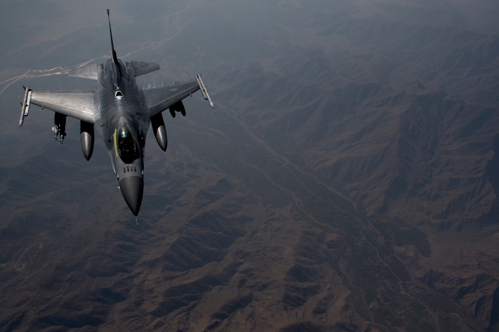 340th Expeditionary Air Refueling Squadron Detachment 1 refuels F-16's and A-10s