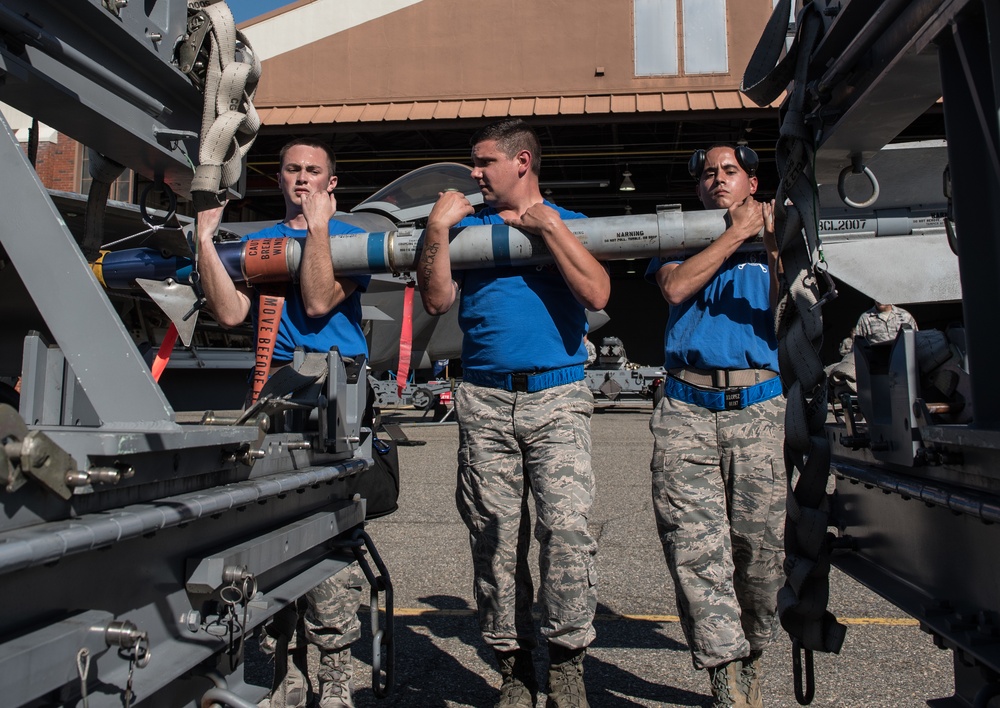 94 AMU, 27th AMU Weapon Load Comp