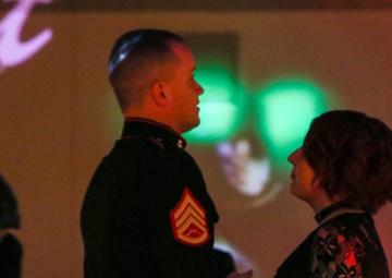 Marine recruiter steps in for a father daughter dance
