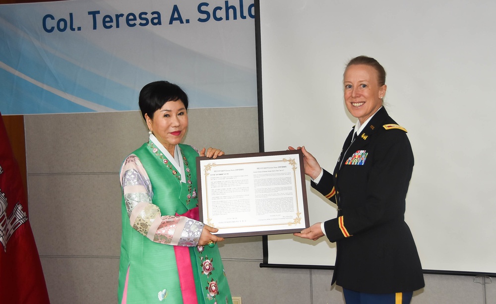 Col. Schlosser receives Korean name at friendship ceremony