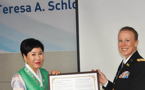 Col. Schlosser receives Korean name at friendship ceremony
