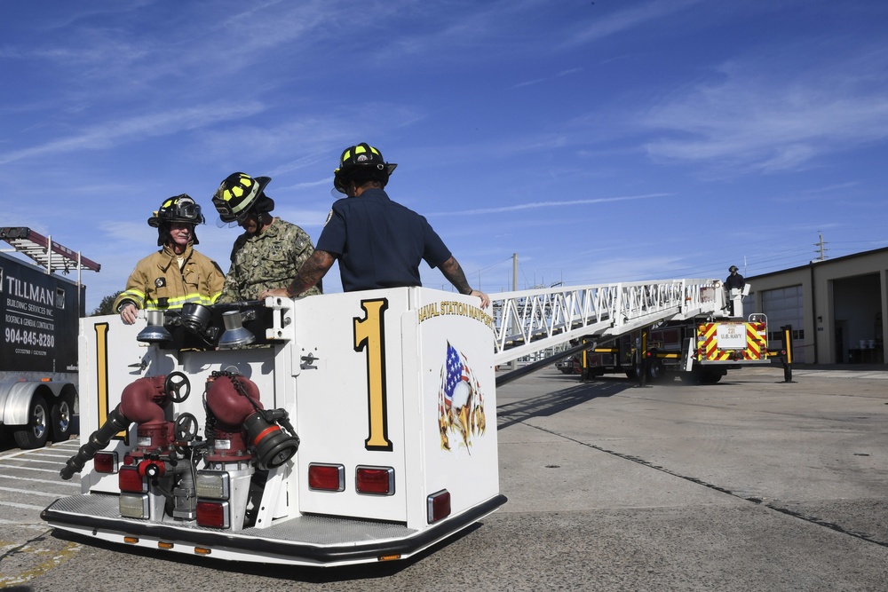 Congressman visits NAVSTA Mayport fire station