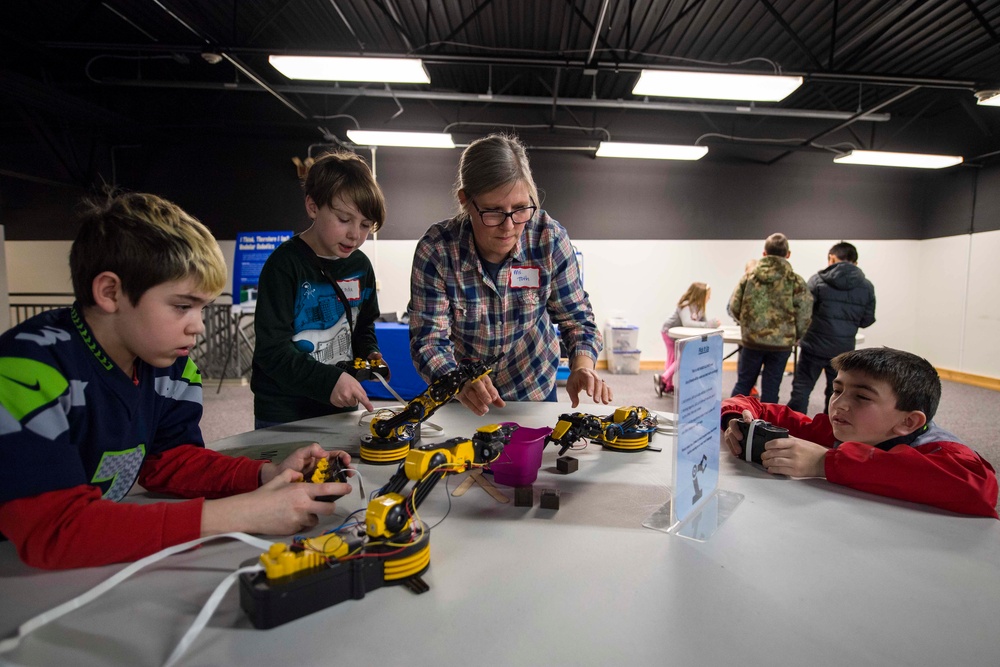Naval Undersea Museum Holds STEM Day