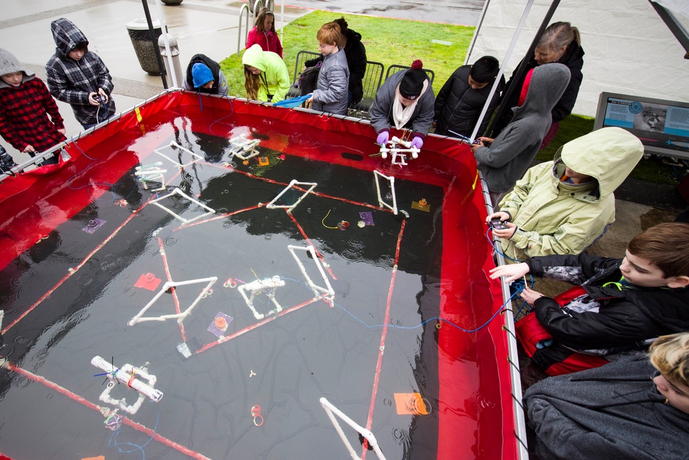 Naval Undersea Museum Holds STEM Day