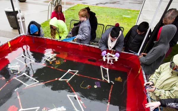 Naval Undersea Museum Holds STEM Day