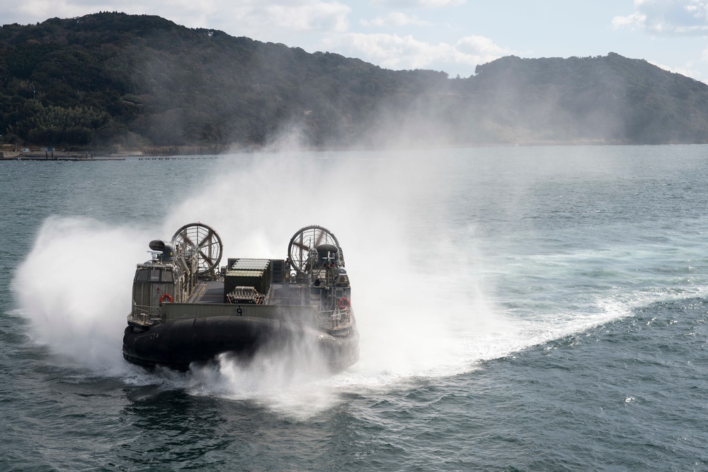 NBU7 LCACs ebark USS Bonhomme Richard (LHD 6)