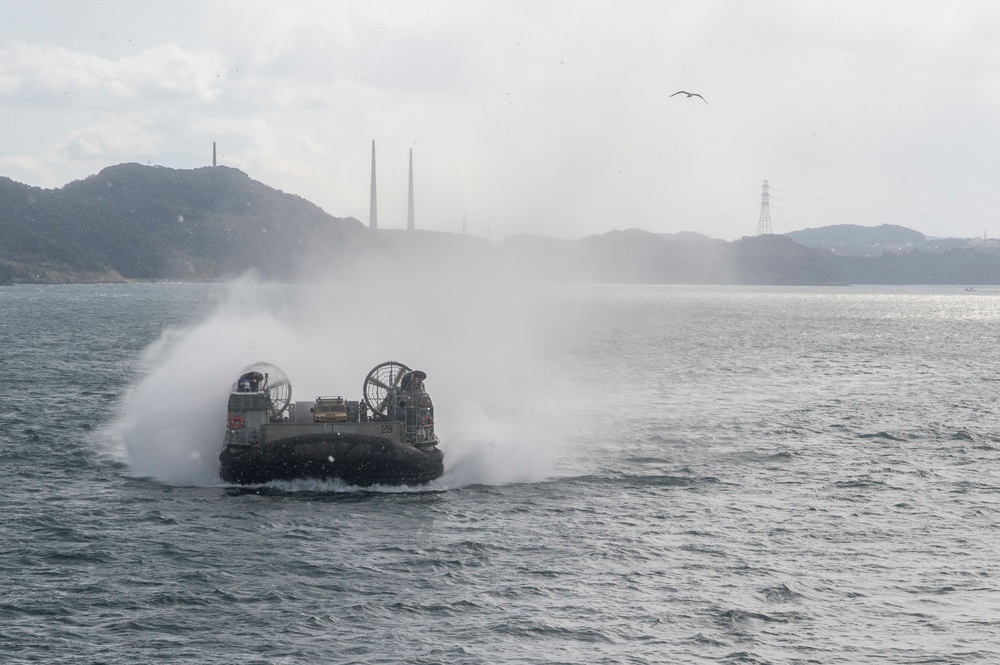 NBU7 LCACs ebark USS Bonhomme Richard (LHD 6)