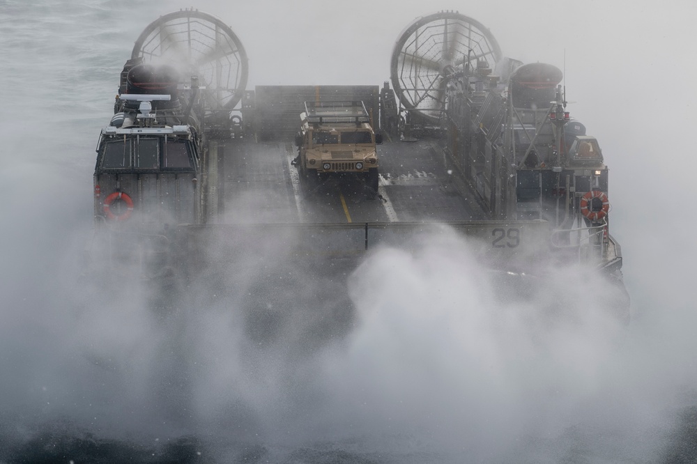 NBU7 LCACs ebark USS Bonhomme Richard (LHD 6)