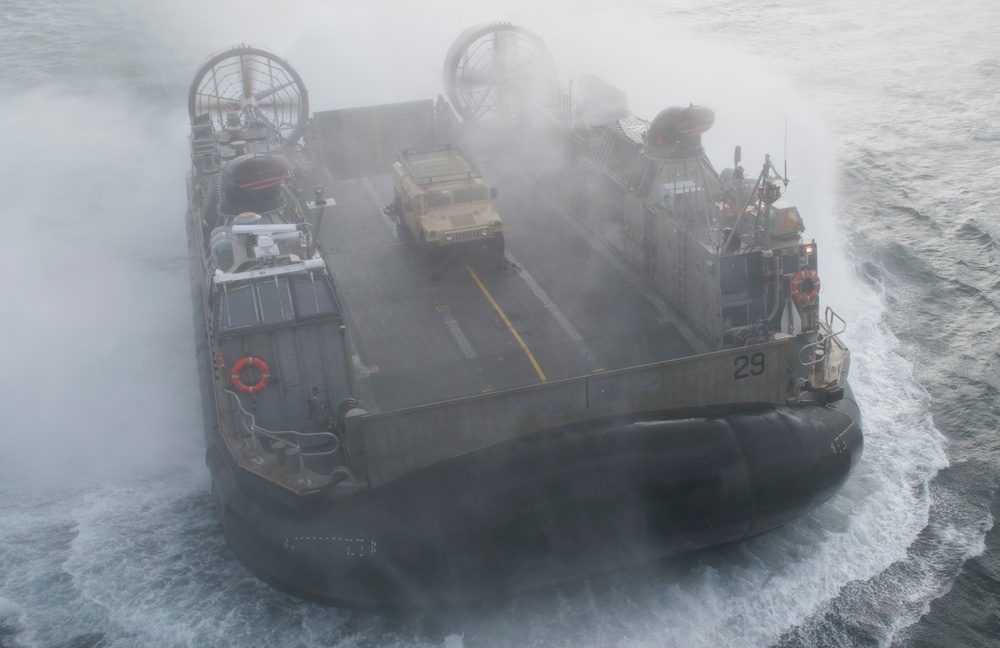 NBU7 LCACs ebark USS Bonhomme Richard (LHD 6)