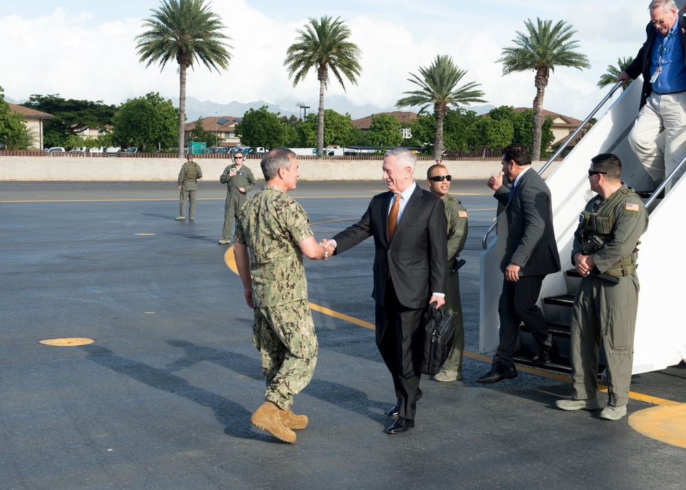 US Secretary of Defense Arrives in Hawaii