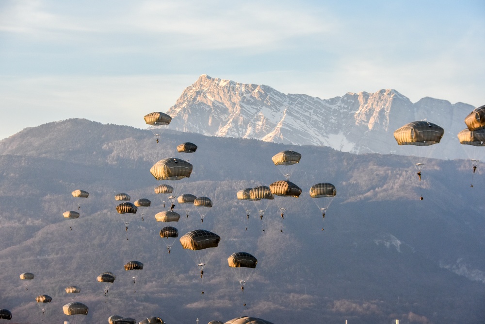 Airborne insertion in Dolomites