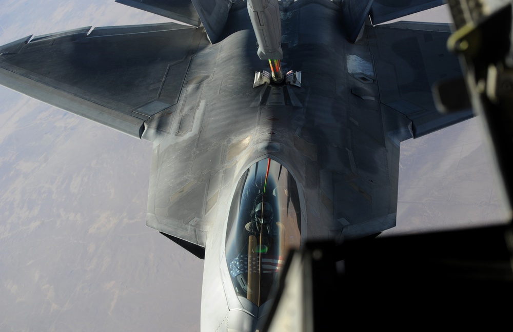 F-22 in-flight air refueling