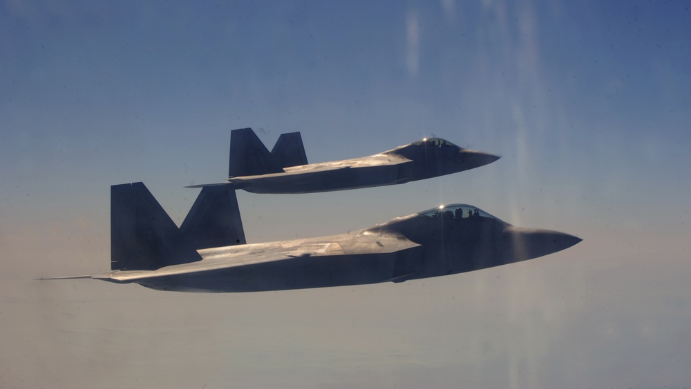 F-22 in-flight air refueling