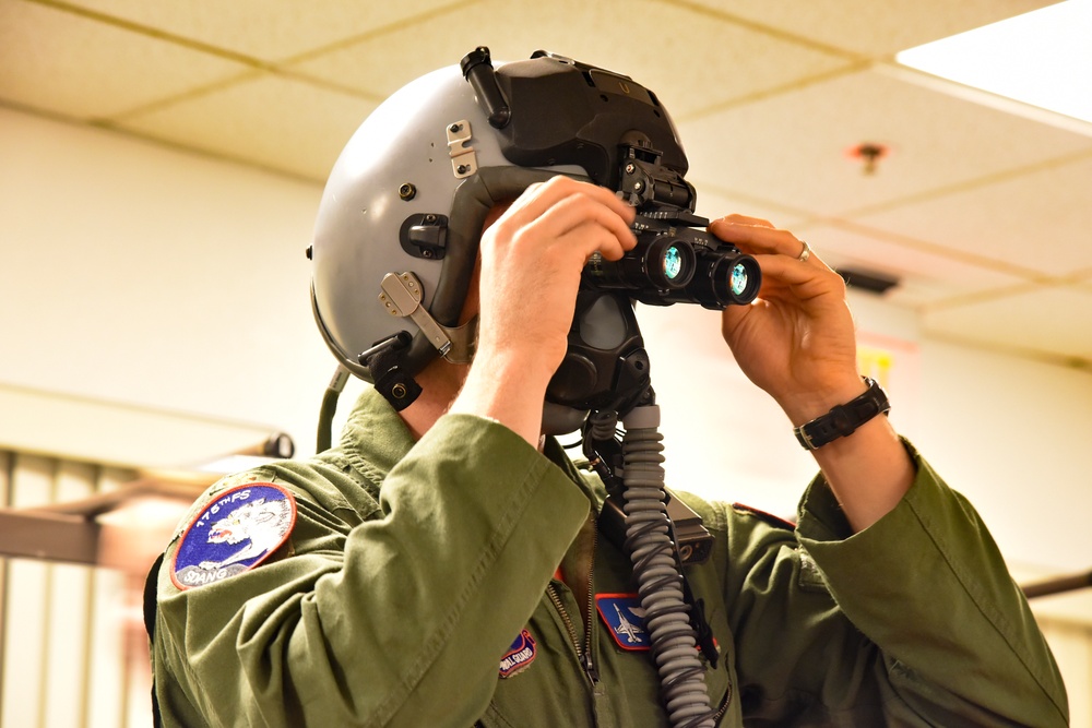 Digital eyepiece increases capabilities of F-16 pilots