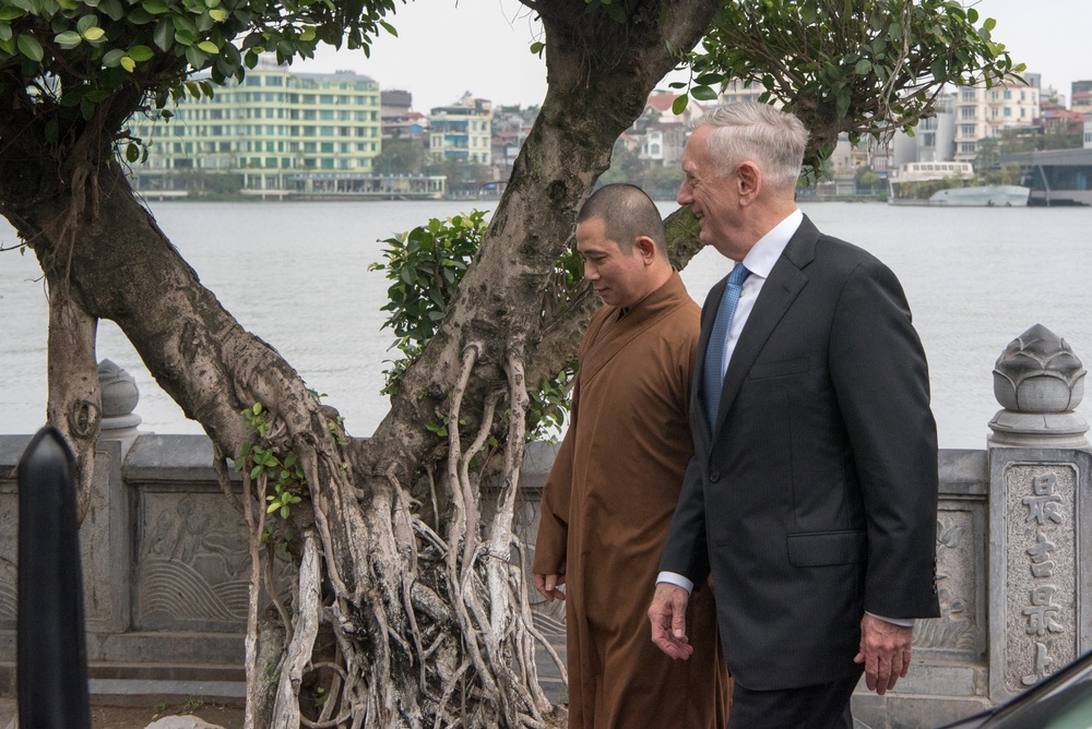 SD visits the Tran Quoc Pagoda