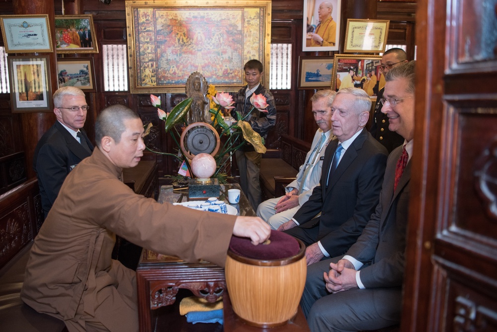SD visits the Tran Quoc Pagoda