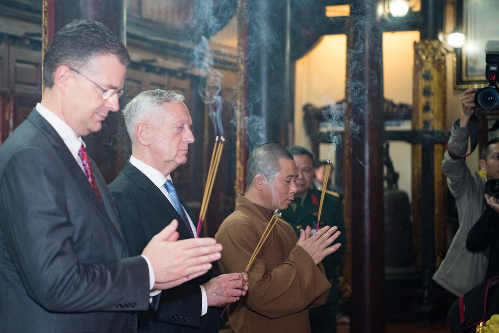 SD visits the Tran Quoc Pagoda