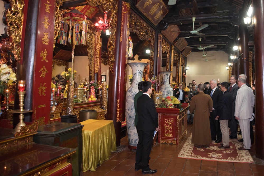 SD visits the Tran Quoc Pagoda