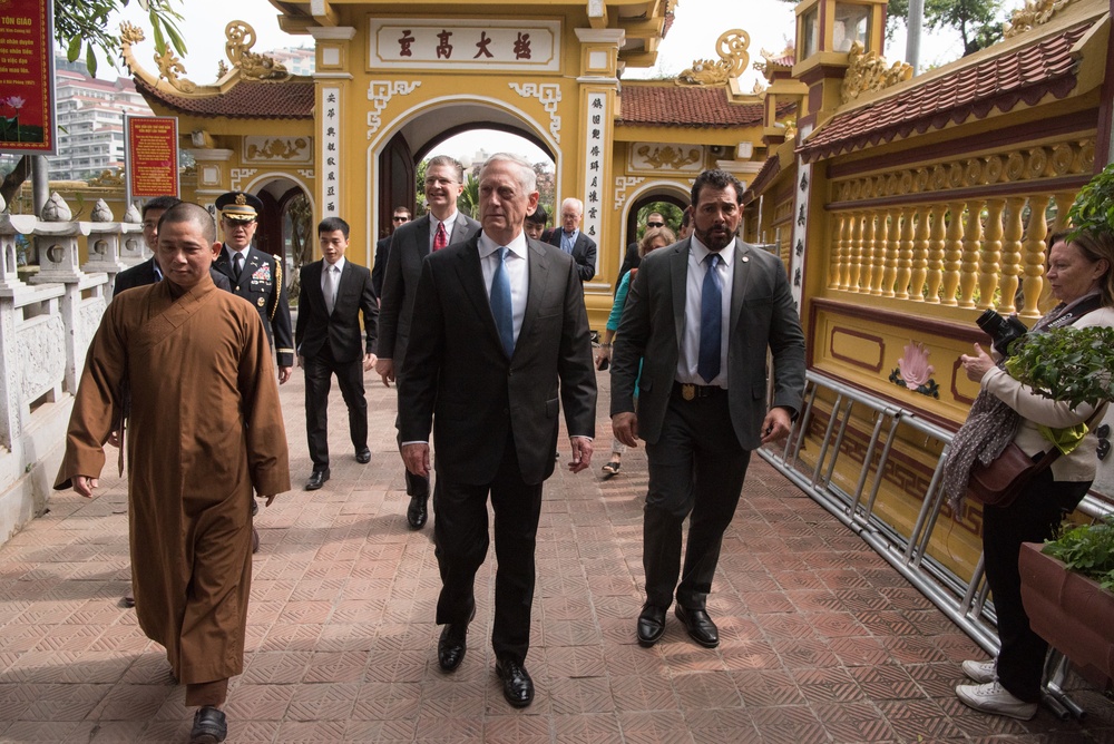 SD visits the Tran Quoc Pagoda