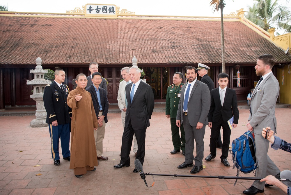 SD visits the Tran Quoc Pagoda