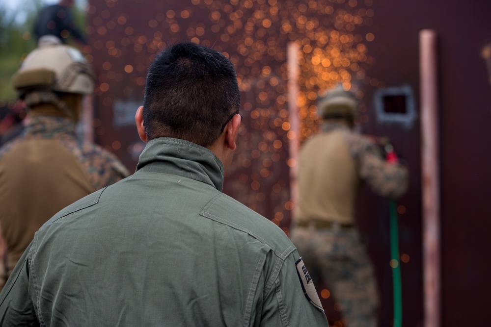 Force Recon practices breaching in Guam