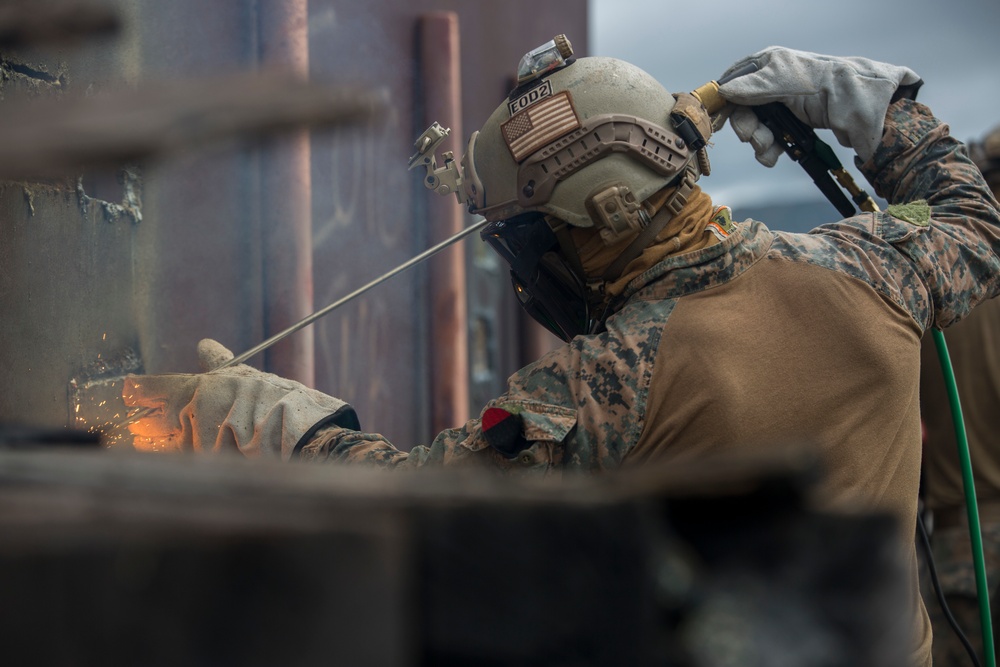 Force Recon practices breaching in Guam