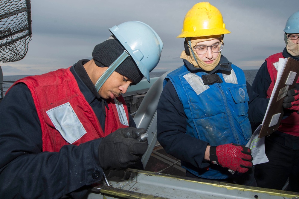 USS Bonhomme Richard (LHD 6) Fire Controlman load NATO Sea Sparrow missiles