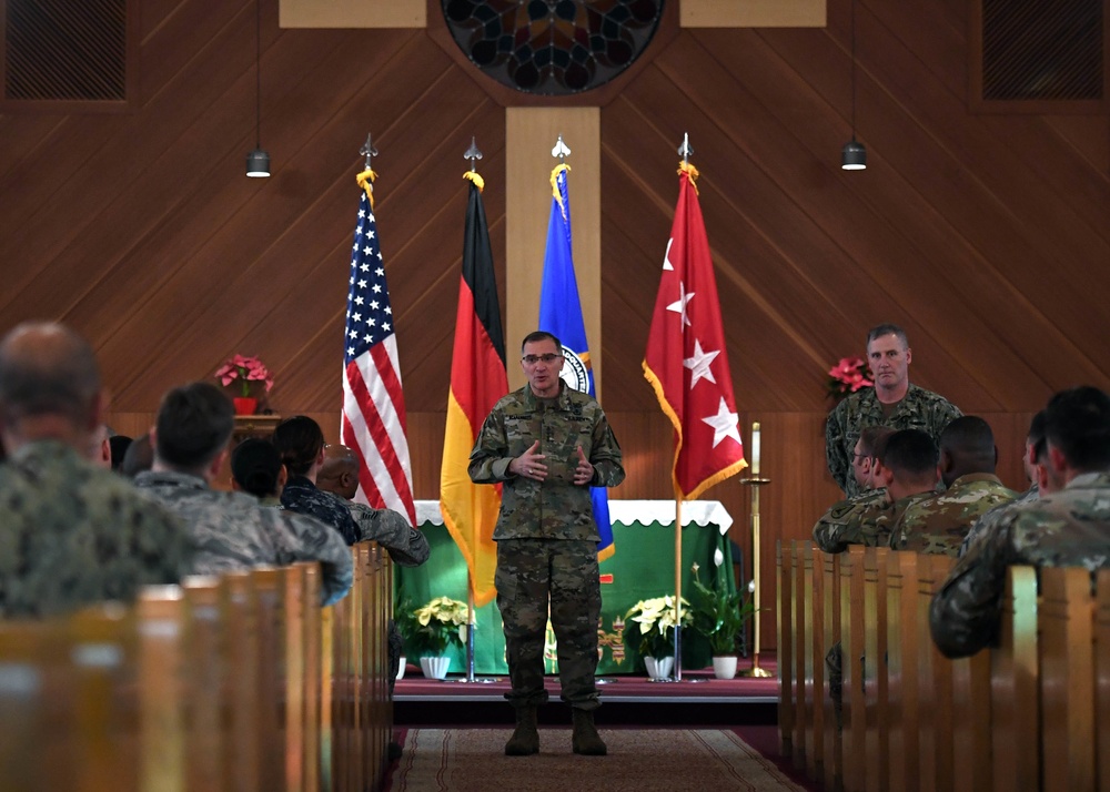 Army Gen. Curtis Scaparrotti speaks with senior non-commissioned officers