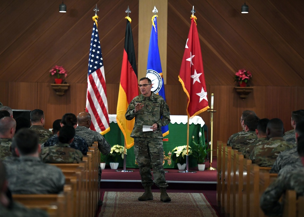 Army Gen. Curtis Scaparrotti speaks with senior non-commissioned officers