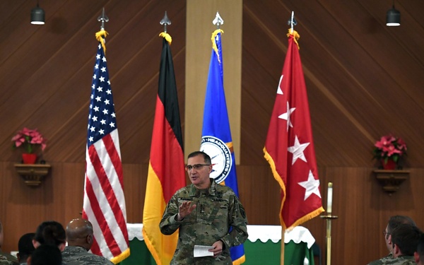 Army Gen. Curtis Scaparrotti speaks with senior non-commissioned officers