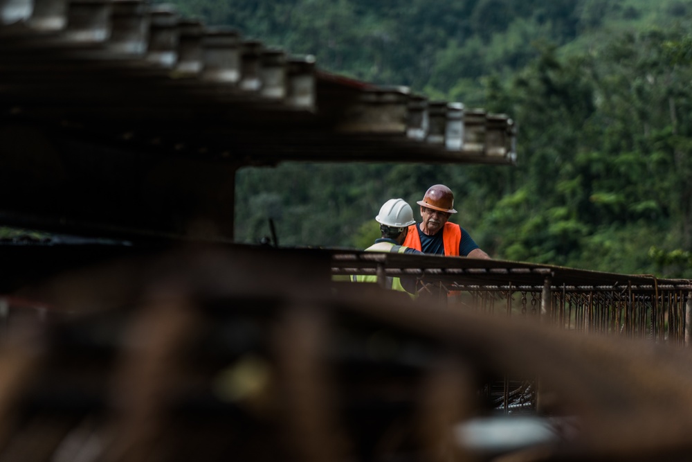 Construction on Rio Abajo bridge