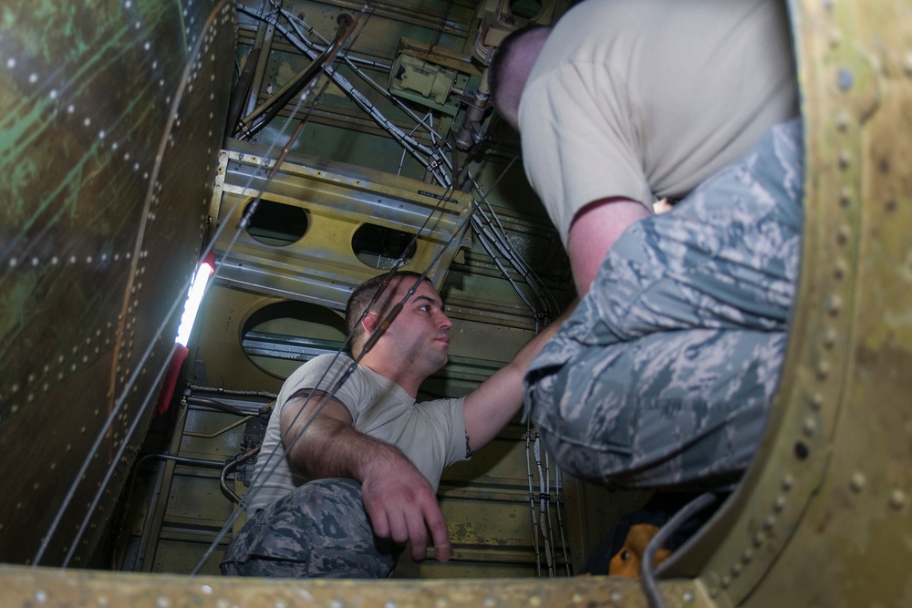 TCTO sends Airmen into KC-135R &quot;hellhole&quot; [2 of 2]