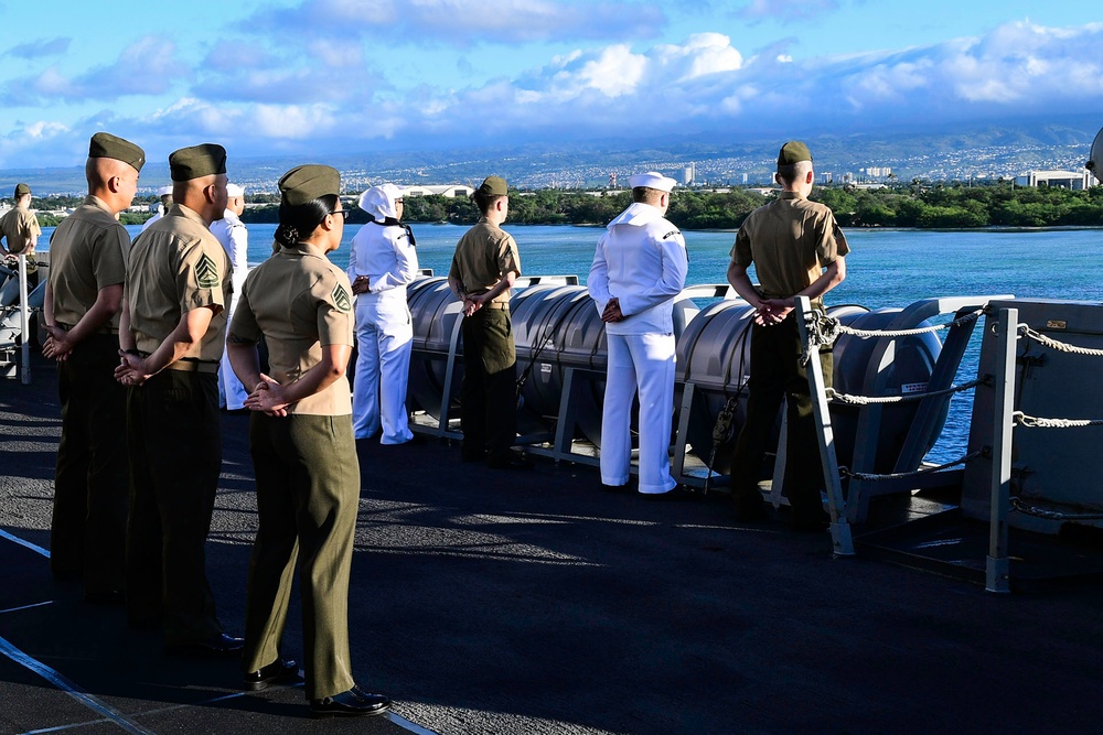 USS San Diego (LPD 22) Sailors and Marines Man The Rails